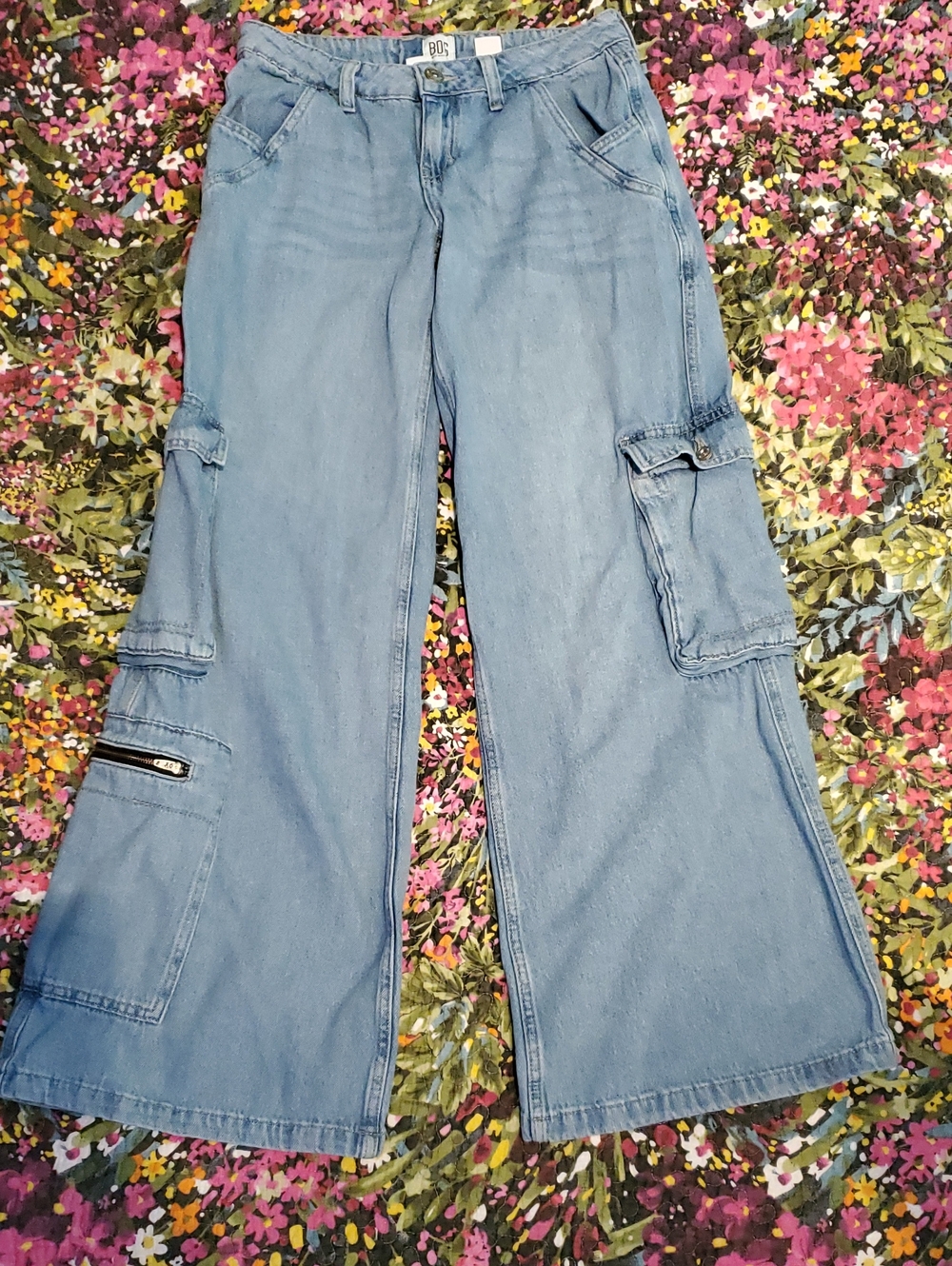 BDG light blue denim wide-leg low rise cargo jeans 27x32